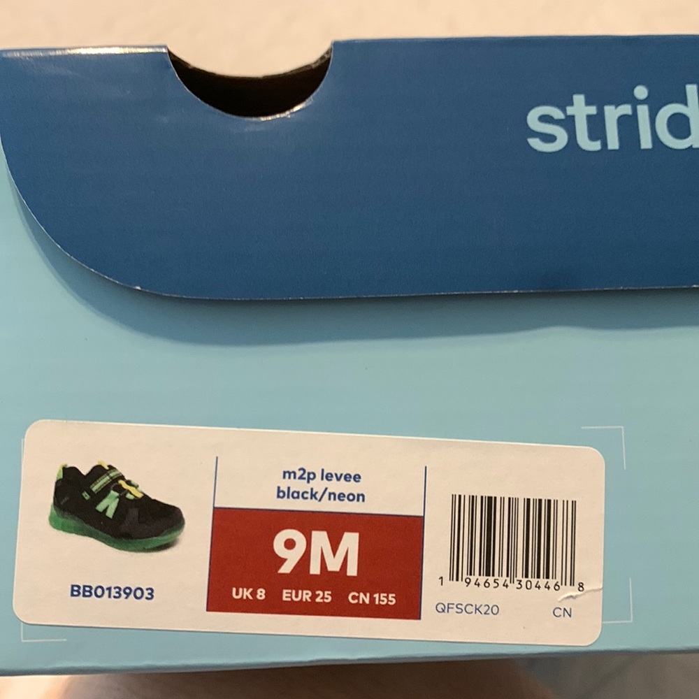 NWT in Box Stride Rite m2p levee shoes in size 9M little boys